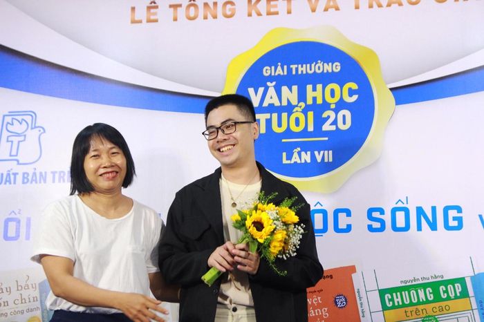 Nhà văn Nguyễn Ngọc Tư (thành viên Ban chung khảo) trao giải Nhì đồng hạng cho Yang Phan (phải)