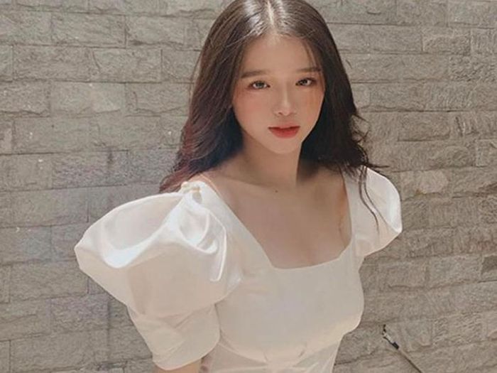 Với chiếc váy trắng bồng bềnh ở vai, đơn giản và nhẹ nhàng nhưng cũng đủ tôn lên sắc vóc xinh đẹp của hot girl.