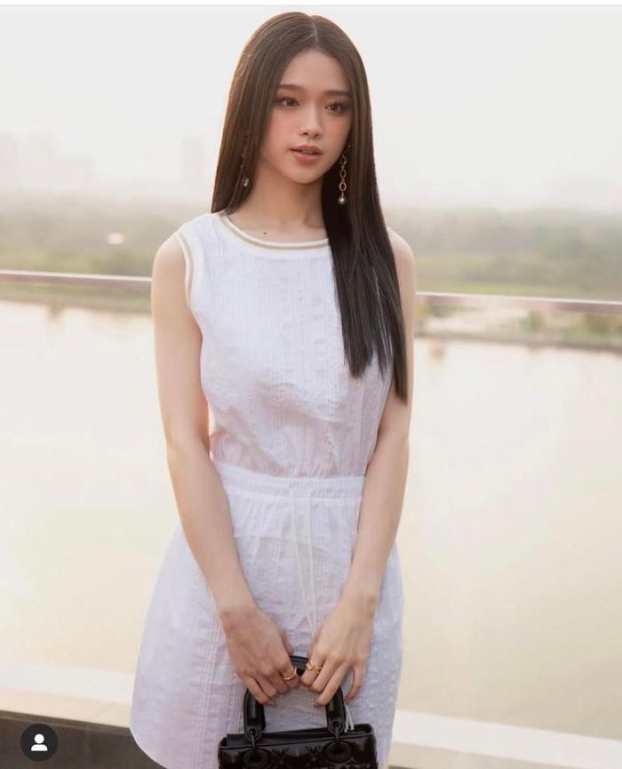Hot girl 20 tuổi ngày càng chững chạc, nghiêm túc hơn trong phong cách thời trang.