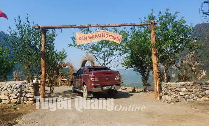 Du khách tìm đến điểm check in trên đèo Khau Lắc.