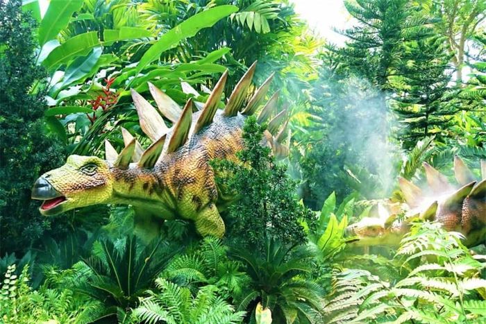 Khủng long đã trải qua hai lần tuyệt chủng vào hai thời kì khác nhau. Lần đầu tiên cách đây 200 triệu năm, cuộc đại tuyệt chủng này được gọi là Trias-Jura, đã khiến rất nhiều loại khủng long trên cạn bị tuyệt chủng, ngay cả những loại bạo chúa. Lần tuyệt chủng thứ hai là cách đây 66 triệu năm, đã quét sạch đi hơn 70% các loại sinh vật trên Trái Đất.