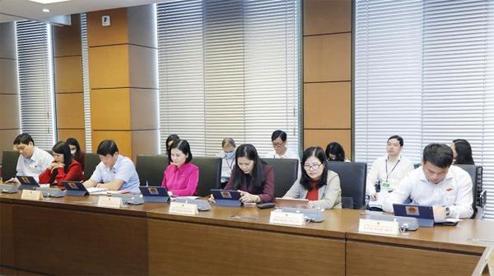 Các đại biểu tại Tổ 9 (gồm Tuyên Quang, Hà Nam, Quảng Ngãi, Bình Định). Ảnh: Hồ Long