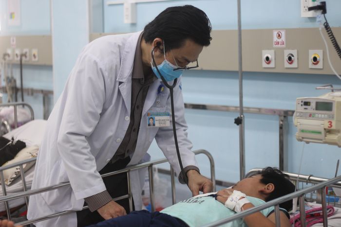 Bé trai mắc sốt xuất huyết độ nặng, được truyền dịch tại Bệnh viện Nhi đồng 1. Ảnh: Bích Huệ.