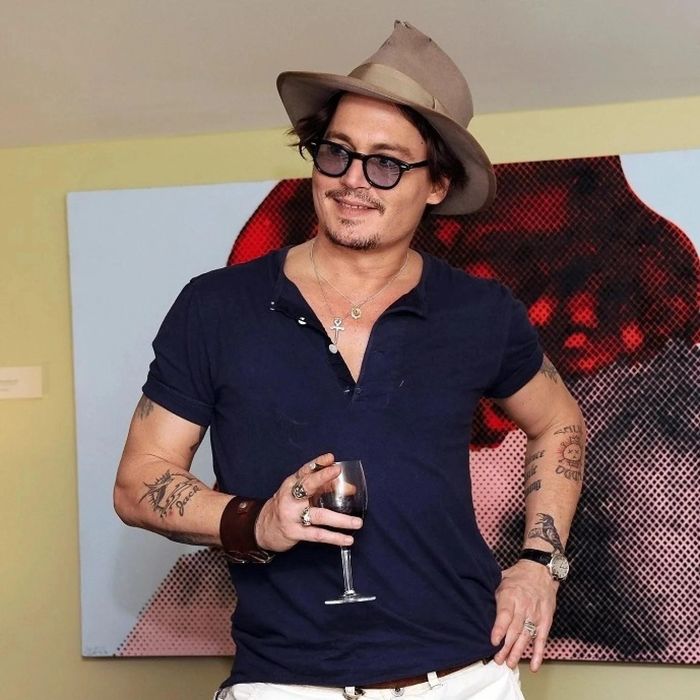  Trên cánh tay phải của Johnny có hình xăm một con chim đang bay trên biển và chữ "Jack", lấy cảm hứng từ bộ phim Cướp biển vùng Caribbean anh góp mặt. Hình xăm này được nhiều người cho là nam tài tử dành riêng cho con trai của mình. Ảnh: Wireimage. 
