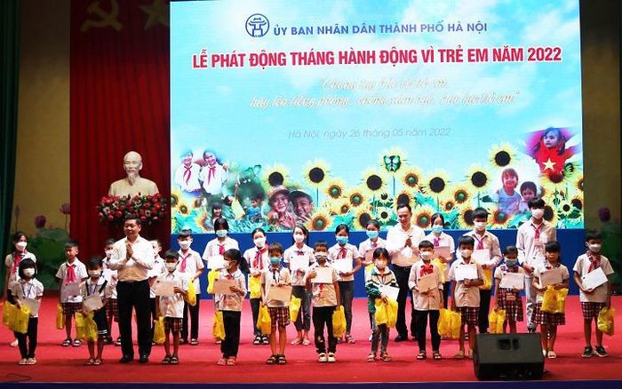 Huyện Quốc Oai trao tặng 50 suất học bổng cho 50 trẻ em thuộc hộ nghèo, hộ cận nghèo, hộ có hoàn cảnh đặc biệt khó khăn trên địa bàn huyện.