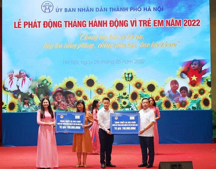 Phó Chủ tịch UBND TP Chử Xuân Dũng và Giám đốc Sở LĐTB&amp;XH Bạch Liên Hương trao tặng 2 bộ trang thiết bị vui chơi cho 2 đơn vị của huyện Quốc Oai (trích kinh phí từ Quỹ Bảo trợ trẻ em TP)