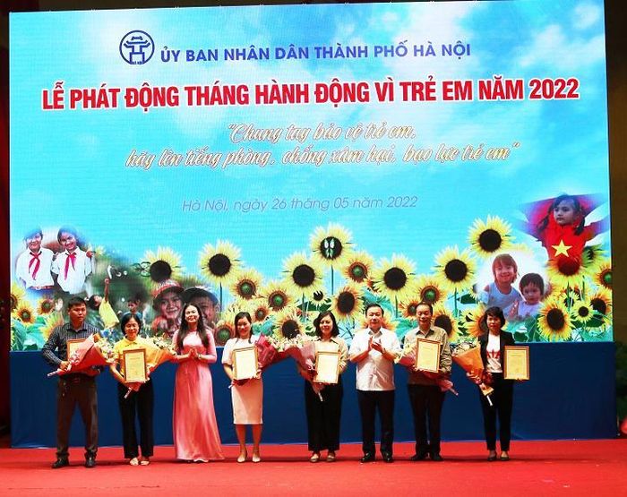 Phó Chủ tịch UBND TP Chử Xuân Dũng và Giám đốc Sở LĐTB&amp;XH Bạch Liên Hương trao giấy chứng nhận cho các tổ chức, DN đã ủng hộ kinh phí hỗ trợ Quỹ Bảo trợ trẻ em TP.