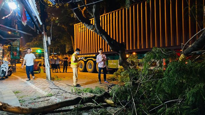 Theo đại diện Đội Cảnh sát Phòng cháy chữa cháy và cứu nạn cứu hộ, Công an quận Ba Đình, nạn nhân chỉ bị thương nhẹ đã đưa được vào Bệnh viện Đa khoa Xanh Pôn cấp cứu.
