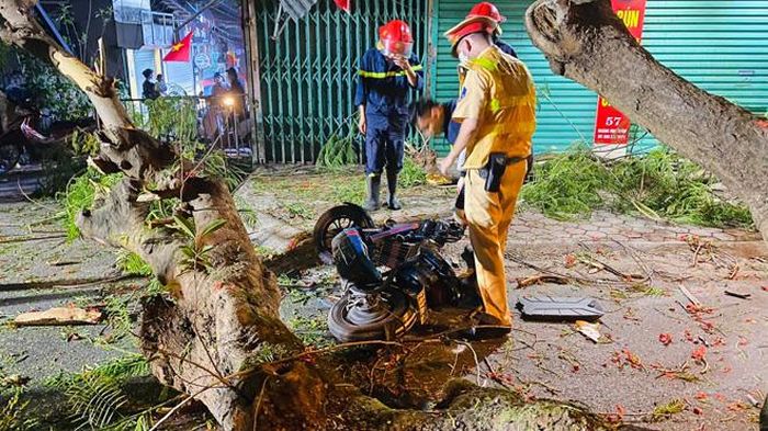 Hình ảnh tại hiện trường cho thấy xe đạp điện biến dạng.