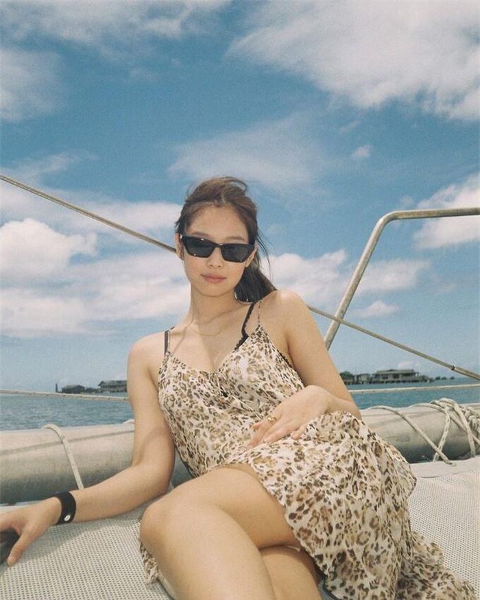 Họa tiết da báo vốn không dễ chinh phục, nhưng Jennie trông vẫn rất xinh và sang khi diện kiểu đồ này. Chìa khóa mặc đẹp của cô nàng chỉ đơn giản là chọn kiểu váy có chất liệu nhẹ nhàng, bay bổng, đồng thời tối giản hóa phụ kiện để trông không bị rối mắt, sến sẩm.