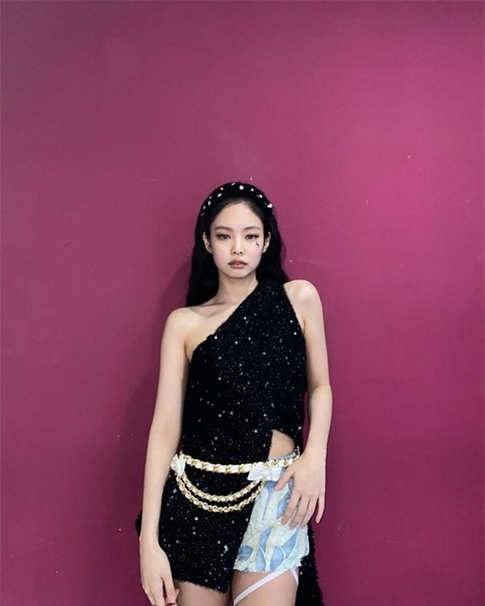  Khi biểu diễn áo lệch hở vai cũng là item được Jennie lựa chọn tự tin khoe vai trần.