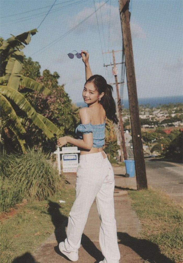 Đồ trễ vai quá hoàn hảo để dành cho mùa hè. Với combo áo crop top kẻ ô quần jeans trắng và sneaker xuyệt tông, Jennie có được vẻ ngoài hài hòa, tươi trẻ.