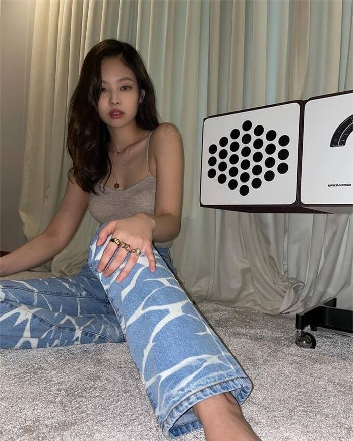 Jennie trông vừa gợi cảm vừa bụi bặm khi kết hợp áo hai dây len tăm với quần jeans. Để vẻ ngoài thêm sang chảnh, long lanh, Jennie nhấn nhá một số món phụ kiện như dây chuyền mảnh, nhẫn vàng.