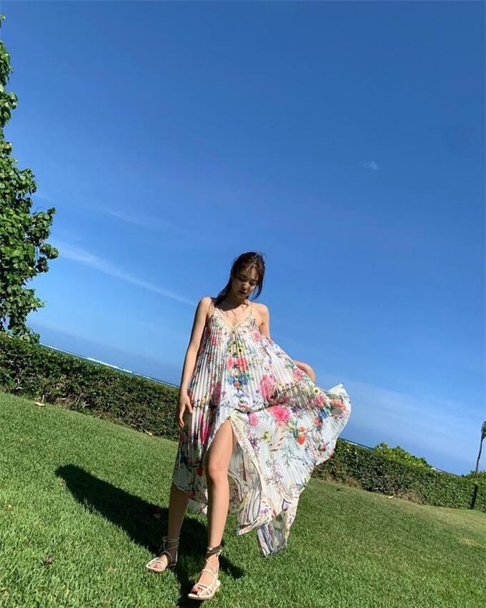 Mẫu váy hoa hai dây của Jennie rất hợp để diện đi du lịch biển. Chi tiết xẻ tà tôn lên vẻ gợi cảm của người mặc, và còn cho hiệu ứng kéo chân dài miên man. Jennie đã chọn một đôi sandal hoàn hảo để mix cùng mẫu váy, đó là sandal dây buộc cực phóng khoáng.