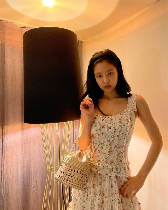 Không chỉ xinh tươi, Jennie còn toát lên vẻ gợi cảm, yêu kiều khi diện mẫu váy hoa nhí. Chiếc túi cô chọn cũng rất hợp với vẻ phóng khoáng, bay bổng của mẫu váy.
