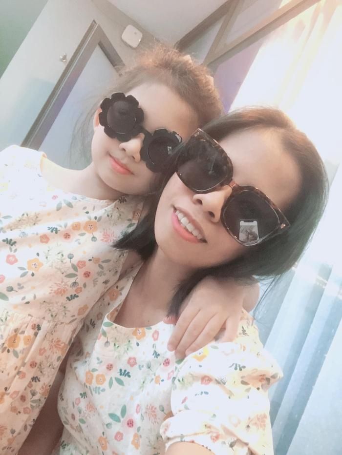 Nhóc tỳ được cô bảo mẫu thưởng cho chuyến đi chơi khi đạt thành tích học tập tốt.