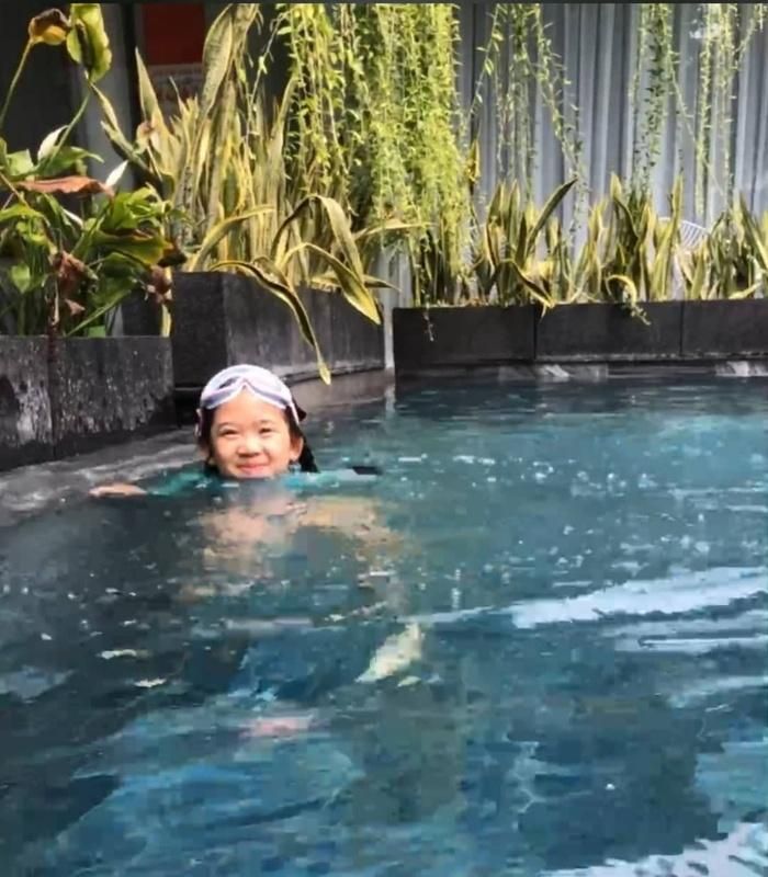 Khoảnh khắc tập bơi đầy đáng yêu của bé Lavie.