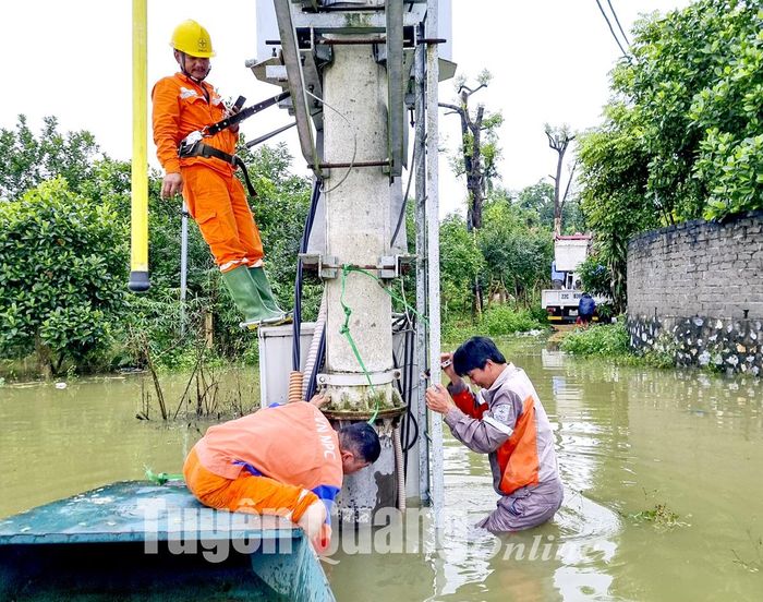 Điện lực thành phố khắc phục sự cố sau mưa tại trạm biến áp tổ 17, xã Trung Môn (Yên Sơn) do điện lực thành phố quản lý.