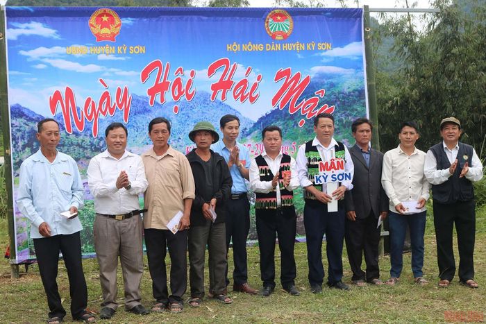 Lần đầu tiên huyện Kỳ Sơn tổ chức Ngày hội hái mận quy mô cấp huyện và Ban tổ chức trao giải thưởng cho các chủ hộ tham gia hội thi mận đẹp.