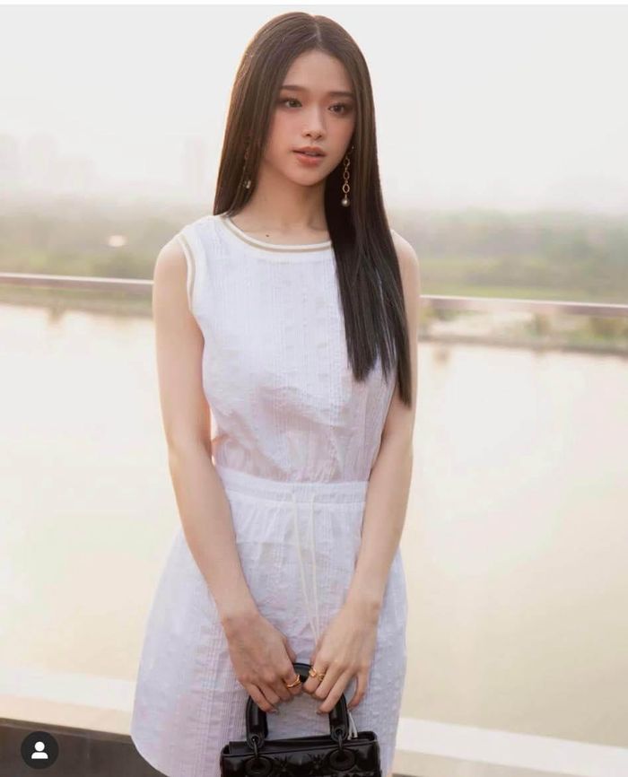 Nếu như theo dõi trang cá nhân, hot girl Linh Ka thường xuất hiện với vẻ ngoại gợi cảm quá mức, tạo cảm giác “chín ép”.