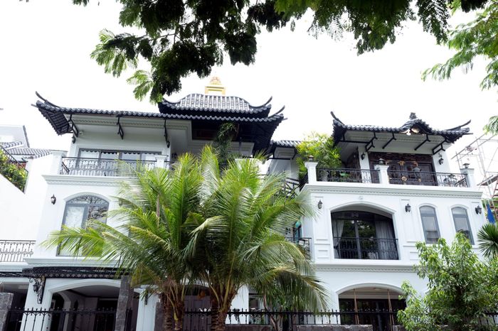 Ngôi nhà được xây dựng theo phong cách Indochine - pha trộn giữa cổ điển và hiện đại với bề ngang 11m và sâu 18m.