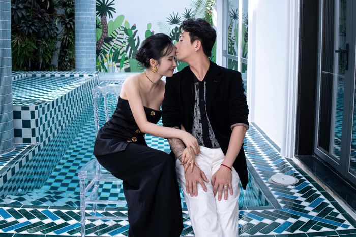 Vợ chồng đại gia Minh Nhựa thoải mái "sống ảo" bên bể bơi trong xanh.