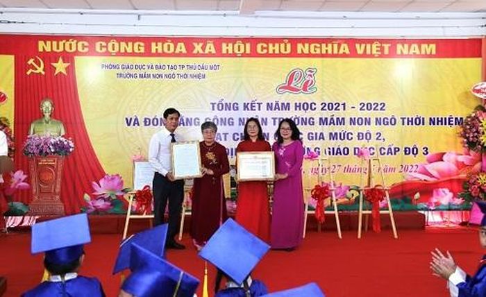 Bà Nguyễn Phương Dung – Phó Giám đốc sở Giáo dục – Đào tạo tỉnh Bình Dương trao bằng đạt chuẩn kiểm định chất lượng giáo dục cấp độ 3 của Sở Giáo dục và Đào tạo tỉnh Bình Dương cho đại diện lãnh đạo nhà trường.