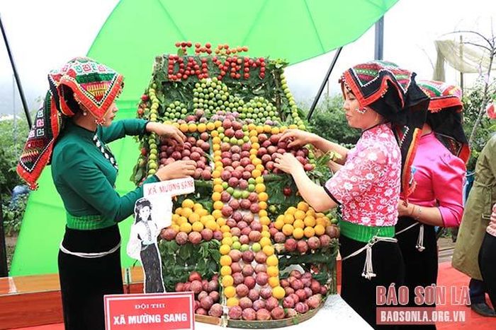 Thi trình bày mận quả của xã Mường Sang tại Ngày hội hái quả Mộc Châu năm 2022.