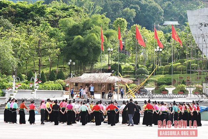 Đội văn nghệ xung kích của Thành phố luyện tập phục vụ Khai mạc Festival trái cây và sản phẩm OCOP Việt Nam năm 2022.