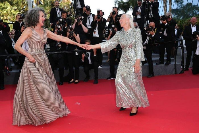 Hai minh tinh gạo cội Andie MacDowell (trái) và Helen Mirren khuấy động thảm đỏ bằng màn khiêu vũ ngẫu hứng. Theo Daily Mail, phim Mother And Son lấy bối cảnh những năm 1980, theo chân một phụ nữ châu Phi chuyển từ Bờ Biển Ngà đến Paris cùng với hai con trai nhỏ. Phim nêu cao vai trò của phụ nữ, người mẹ.