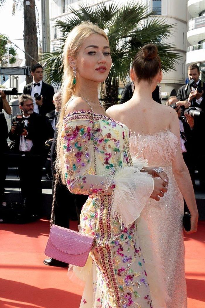 Ngày 27/5 (giờ Pháp), Liên hoan phim Cannes lần thứ 75 có buổi công chiếu tác phẩm Mother and Son. Thiếu vắng sao hạng A - những thỏi nam châm hút truyền thông, thảm đỏ vẫn không tẻ nhạt bởi sự xuất hiện của các khách mời lạ mặt. Kho ảnh Getty chú thích "vị khách" khi đăng ảnh một số phụ nữ vô danh mặc xấu, thi nhau tạo dáng trước ống kính.