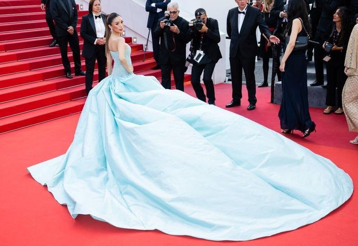 Heart Evangelista mặc váy dài quét sàn, tông màu xanh mint ngọt ngào. Sự xuất hiện của cô khiến những người xung quanh chú ý. Theo South China Morning Post, Evangelista không xa lạ với giới siêu giàu. Nữ diễn viên, họa sĩ danh tiếng người Philippines Heart Evangelista chính là nguyên mẫu để nhà văn Kevin Kwan sáng tác ra cuốn tiểu thuyết Crazy Rich Asians.