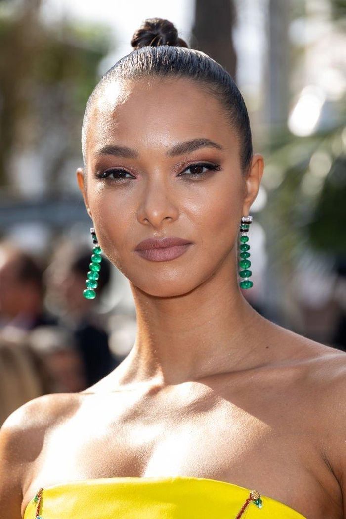 Lais Ribeiro mặc váy cúp ngực, chi tiết xẻ cao. Điểm nhấn trên trang phục là những hoa văn được thêu thủ công tỉ mỉ. Ribeiro sinh năm 1990, đến từ Brazil, là một trong những người mẫu cao nhất của Victoria's Secret với chiều cao 1,82 m.