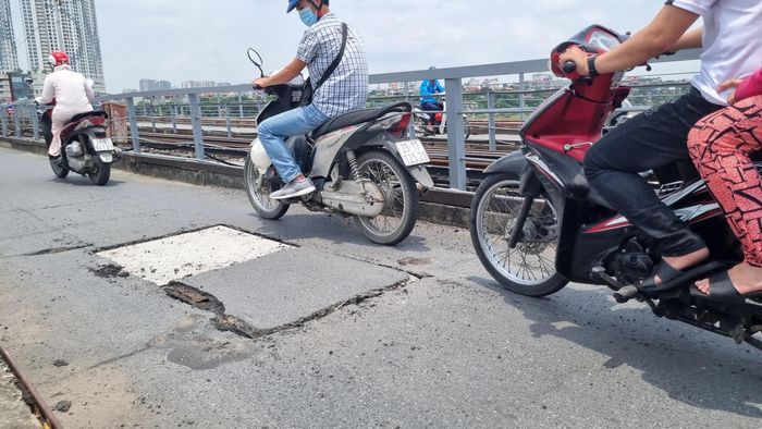  Kết cấu mặt đường bộ thông hành trên cầu Long Biên gồm các tấm bê tông xi măng bắc trên dầm thép, lớp trên cùng được thảm nhựa. Tuy nhiên, lớp nhựa trên cùng thường xuyên bị nứt dọc theo các tấm đan, khiến mặt đường không bằng phẳng. 