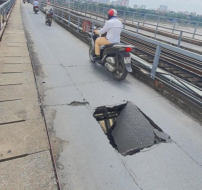  Trao đổi với Zing, lãnh đạo Công ty CP đường sắt Hà Hải (đơn vị quản lý cầu Long Biên), cho biết khung thép bị han gỉ đã khiến một tấm bê tông xi măng sụt xuống, tạo lỗ thủng nhìn thấy cả mặt sông Hồng. Tấm bê tông mắc lại ở hệ dầm thép bên dưới, không bị rơi xuống sông. Ảnh: Facebook. 