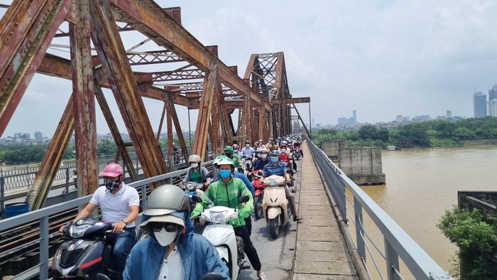  Sự cố khiến giao thông ùn tắc cục bộ, nhiều người lái xe máy phải quay đầu ngay trên cầu. 