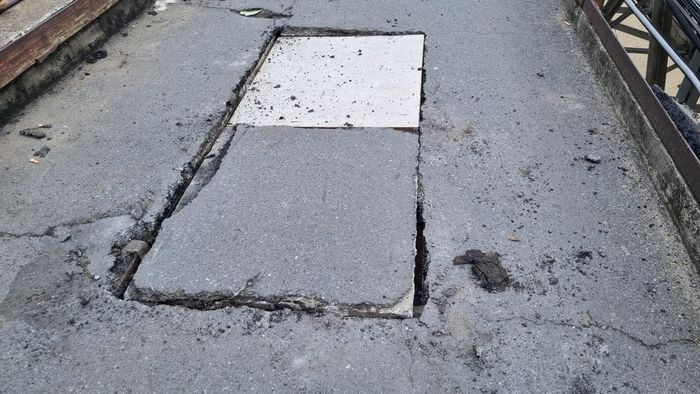  Đến 11h30, lỗ thủng tạm thời được gia cố lại. Trong ngày mai, doanh nghiệp sẽ thảm nhựa hoàn trả mặt đường. 