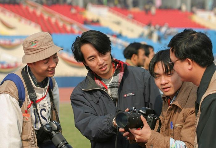 Phóng viên Nguyễn Việt Thanh (báo VietnamNews) đang giới thiệu bộ máy Nikon D1X với các phóng viên Hoàng Hà (TTXVN) và Viết Thành (Báo Hà Nội mới) tại SEA Games 22