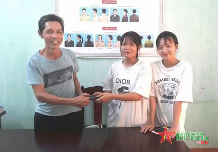  Ông Đặng Quang Thể nhận lại số tài sản bị đánh rơi.