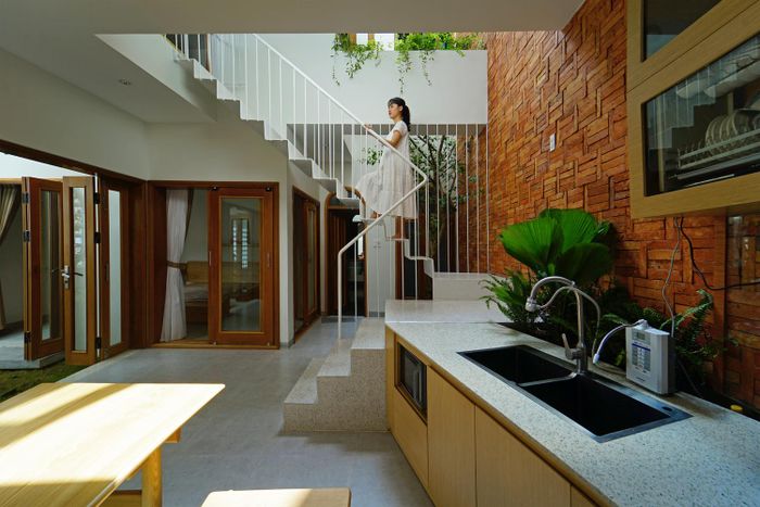 Cầu thang màu trắng tạo cảm giác như đang "lơ lửng" giữa không gian.