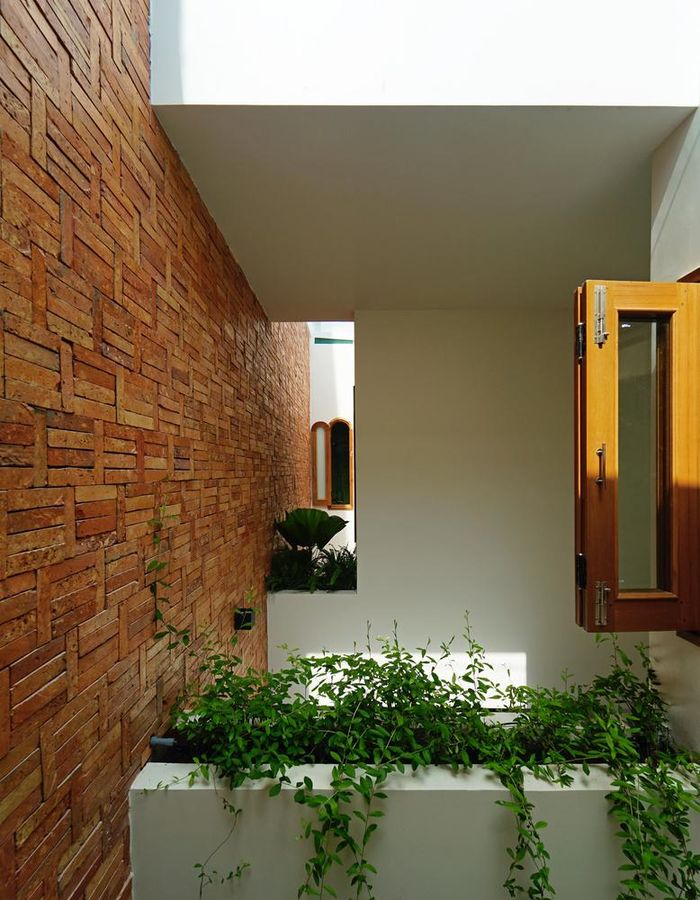 Vật liệu được sử dụng cho tòa nhà bao gồm màu trắng và màu của gạch.