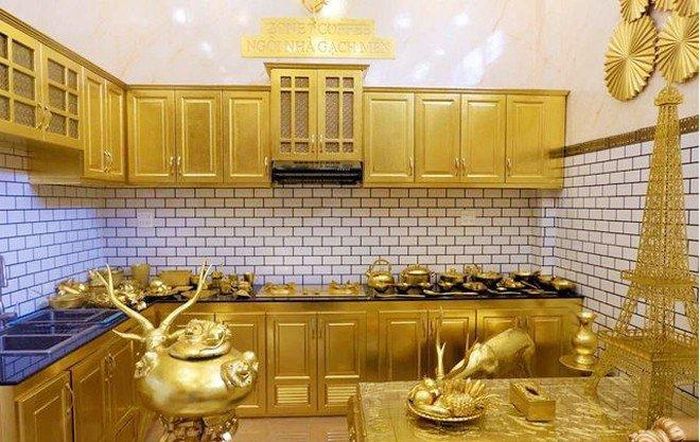  Đai gia Cần Thơ dát vàng cả bàn ghế, bát đĩa, nón lá...tạo nên một không gian tràn ngập ánh vàng. Ảnh: Dân Việt