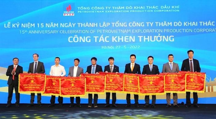 Chủ tịch PVN Hoàng Quốc Vượng trao tặng phần thưởng cho các tập thể, cá nhân tiêu biểu của PVEP