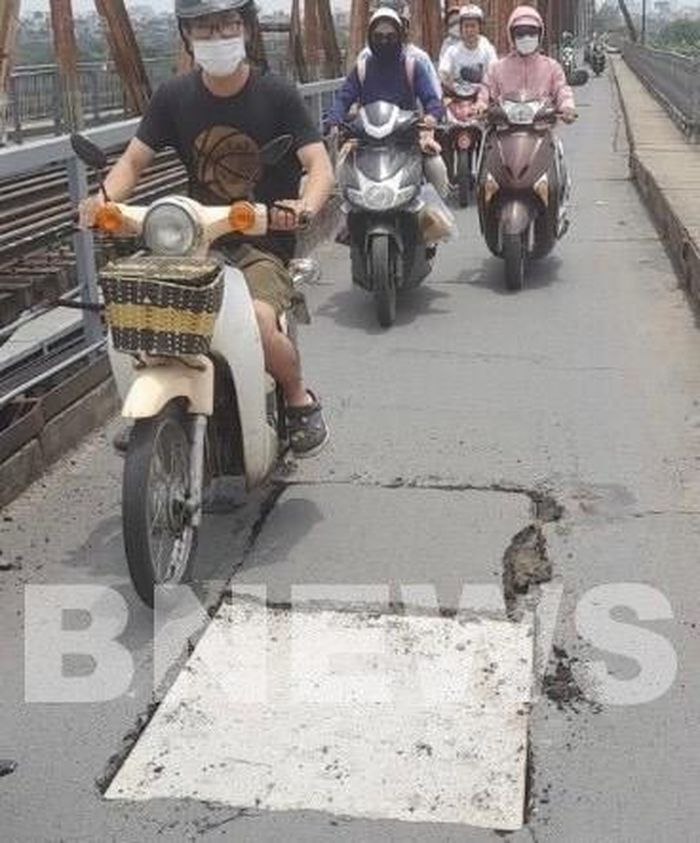 Chỉ ít giờ sau đó mặt cầu đường bộ cầu Long Biên bị thủng đã được khắc phục xong. Ảnh: CTV