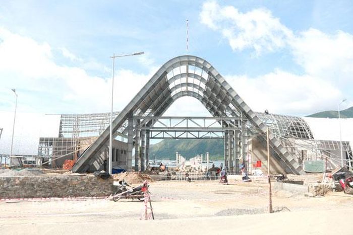 Để phát triển du lịch, hiện Côn Đảo đang đầu tư xây dựng cảng tàu khách với quy mô lớn và hiện đại