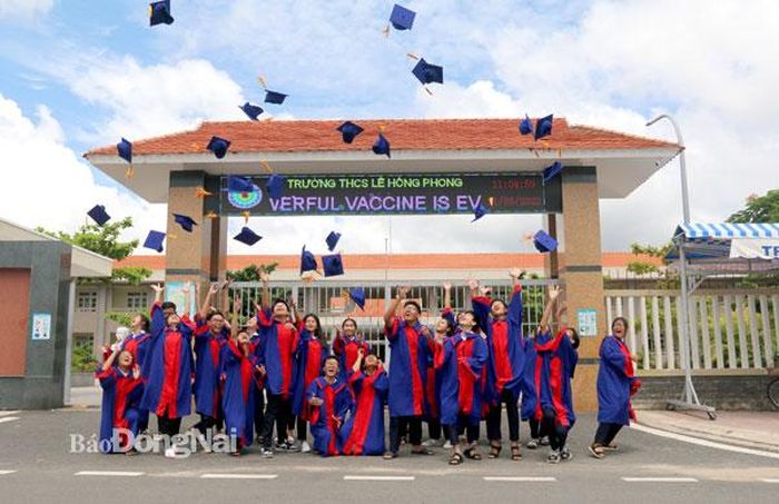 Học sinh lớp 9, Trường THCS Lê Hồng Phong (Côn Đảo) chụp hình kỷ yếu trước ngày tốt nghiệp
