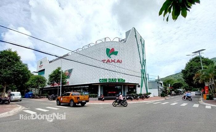 Hệ thống chợ truyền thống và siêu thị cũng đã phát triển