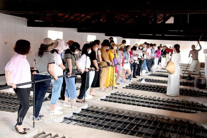 Du khách tham quan các di tích lịch sử tại Côn Đảo