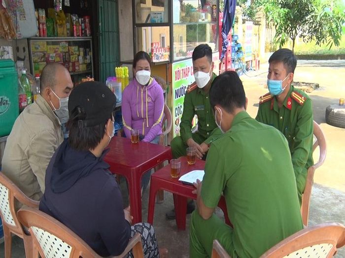 Công an thị xã Quảng Trị vận động các hộ kinh doanh trên địa bàn chấp hành tốt các quy định của pháp luật -Ảnh: T.N