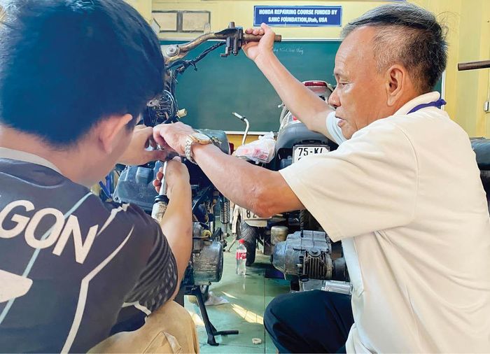 Thầy Nguyễn Xuân Hóa tận tâm truyền nghề cho học viên